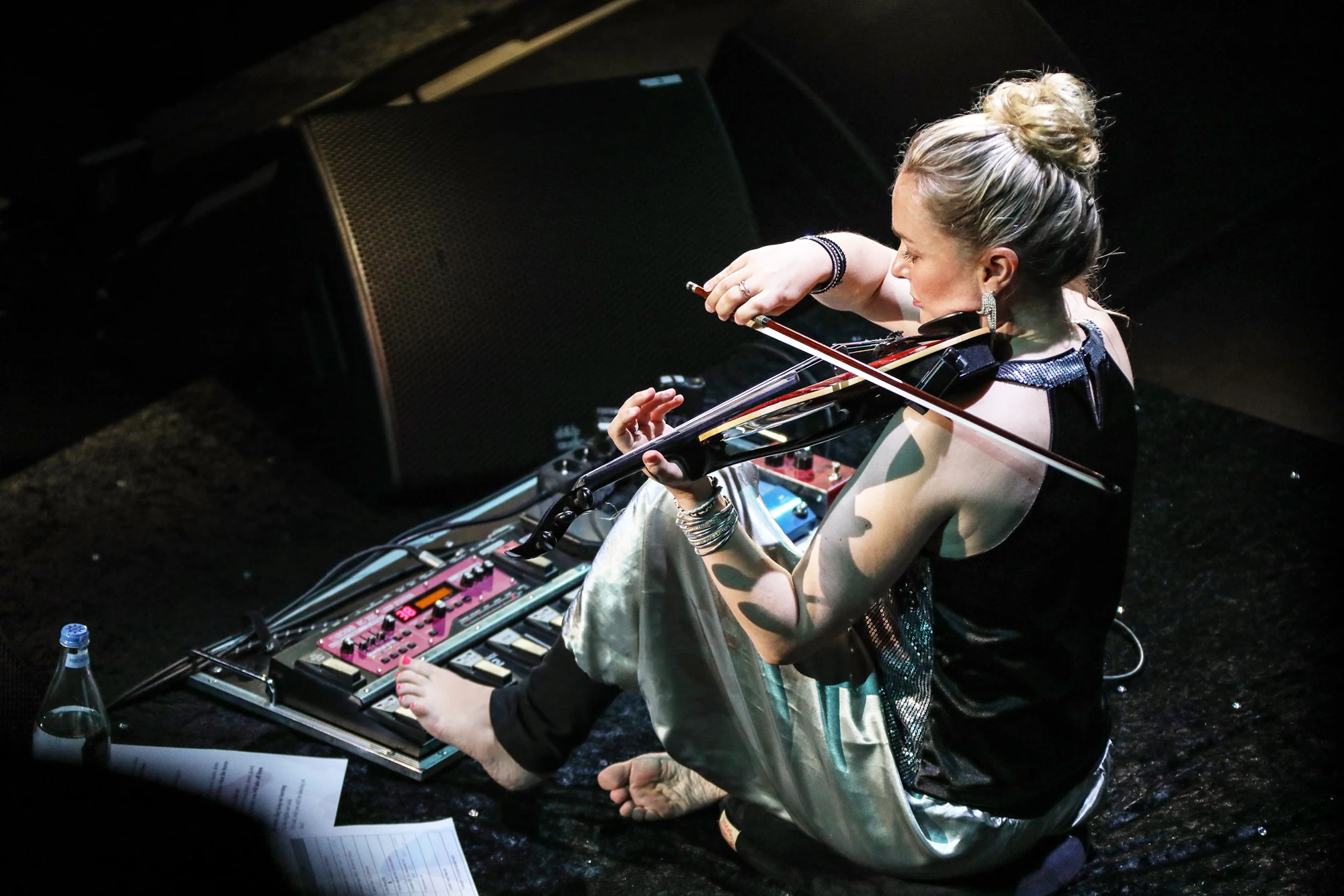 Nora Kudrjawizki spielt Geige an ihrer Loopstation